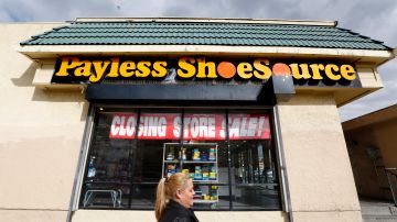Una mujer pasa al lado de una tienda Payless Shoes Source en Los Ángeles. Todas las sucursales cerrarán para mayo. (Aurelia Ventura/La Opinion)