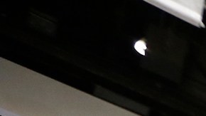 Rubén Rangel, de 27 años de edad, revisaba los aparatos de alta tecnología mostrados este viernes. / foto: Aurelia Ventura.