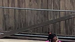 Un policía juega con una niñas para que le pierdan el miedo.