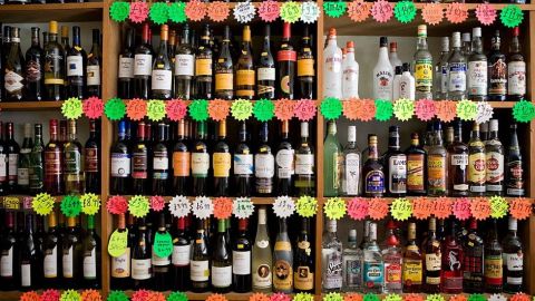 El estereotipo que tenemos de un alcohólico es de alguien que lo perdió todo.