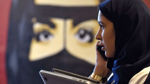 Una aplicación facilita el control de los hombres sobre las mujeres en Arabia Saudita.