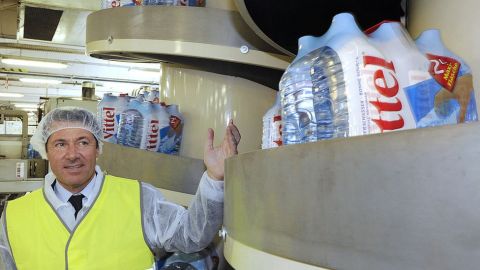 Vittel da nombre a una marca de agua embotellada de Nestlé.