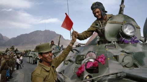 El 15 de febrero de 1989 terminó la retirada de las tropas soviéticas de Afganistán.