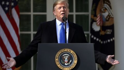 Trump dice que declara emergencia nacional porque hay una "invasión" de criminales y drogas.