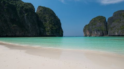 105753568_beach_bbc_jonathan_head