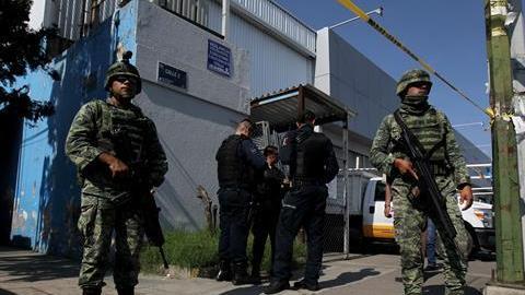 Elementos del Ejército Mexicano  patrullan calles.