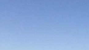 Jim Duke con la botella de "ciencia" que él y su esposa Candy encontraron en la costa.