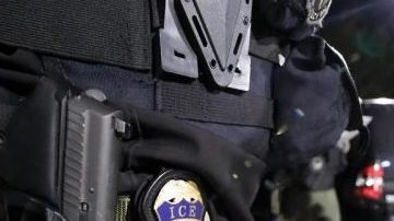 Jurisdicciones "santuario" bloquean la cooperación de policías locales con ICE.