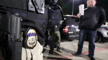 Jurisdicciones "santuario" bloquean la cooperación de policías locales con ICE.