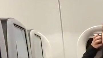 Pasajera escupe a niña