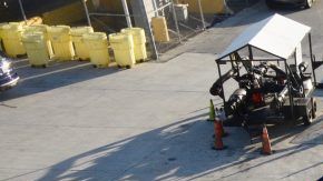 Personal de la Guardia Costera con el cargamento.