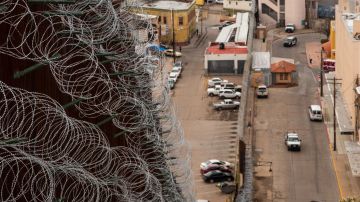 La foto muestra una alta valla reforzada con alambre de púas en Nogales. Robert Bushell/CBP