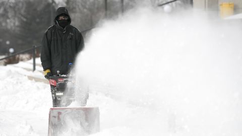 Un hombre quita nieve en St. Paul, Minnesota.
