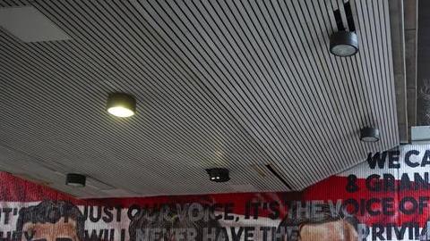 Mural pintado por la joven artista mexicana Yehimi Cambrón, que muestra los rostros de cinco migrantes que viven en Atlanta junto a varias mariposas monarcas, símbolo de esta comunidad porque migran libremente de un lugar a otro.