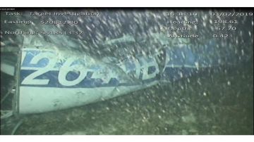 Se aprecia un cuerpo humano entre los restos del avión en el que viajaba el futbolista argentino Emiliano Sala.