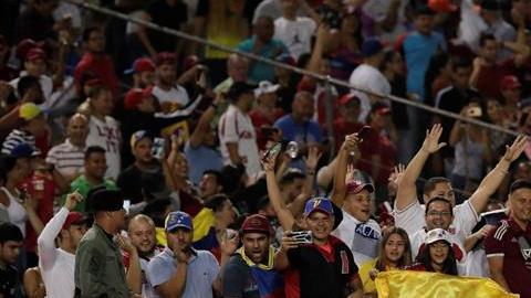 Aficionados de Venezuela exigieron con gritos la caída del régimen de Nicolás Maduro