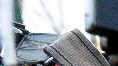 Emma Coronel busca evitar a la prensa.