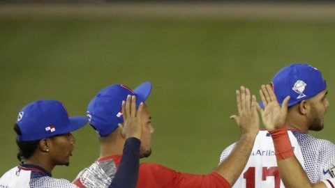 Los jugadores de Panamá celebran la victoria ante Dominicana en la Serie del Caribe 2019.