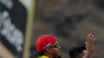 Jugadores de Venezuela celebran al vencer a Cuba este miércoles en la Serie del Caribe 2019.