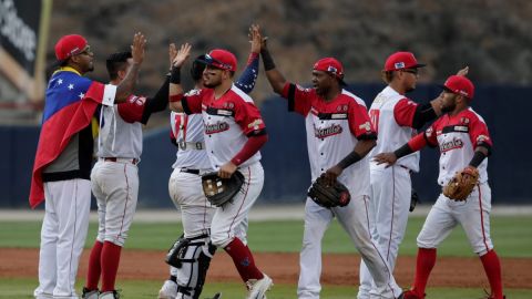 Jugadores de Venezuela celebran al vencer a Cuba este miércoles en la Serie del Caribe 2019.