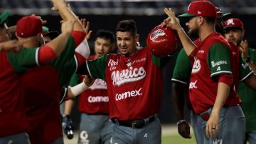 Los Charros de Jalisco de México celebran el triunfo frente a Cuba en la Serie del Caribe.