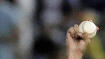 El pitcher mexicano Sergio Romo sigue abriéndose camino en las Mayores.