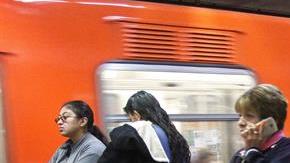 Mujeres en el Metro de la Ciudad de México.