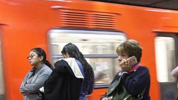 Mujeres en el Metro de la Ciudad de México.