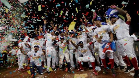 Jugadores de los Toros de Herrera de Panamá celebran tras ganar la Serie del Caribe 2019.