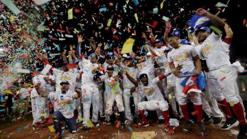 Jugadores de los Toros de Herrera de Panamá celebran tras ganar la Serie del Caribe 2019.