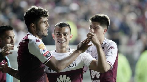 Jugadores del Saprissa celebran el triunfo ante Tigres en Concachampions.