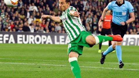 Andrés Guardado fue titular en la derrota del Betis ante el Valencia