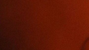 La policía de Colombia en el puente donde incendiaron la ayuda en la frontera entre Cúcuta y Venezuela.