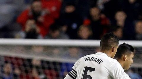 Los jugadores del Real Madrid celebran el segundo gol ante el Levante.