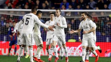 Los jugadores del Real Madrid celebran el segundo gol ante el Levante.