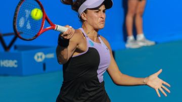 La tenista puertorriqueña Mónica Puig en acción durante la primera ronda del Abierto Mexicano de tenis en Acapulco, México.