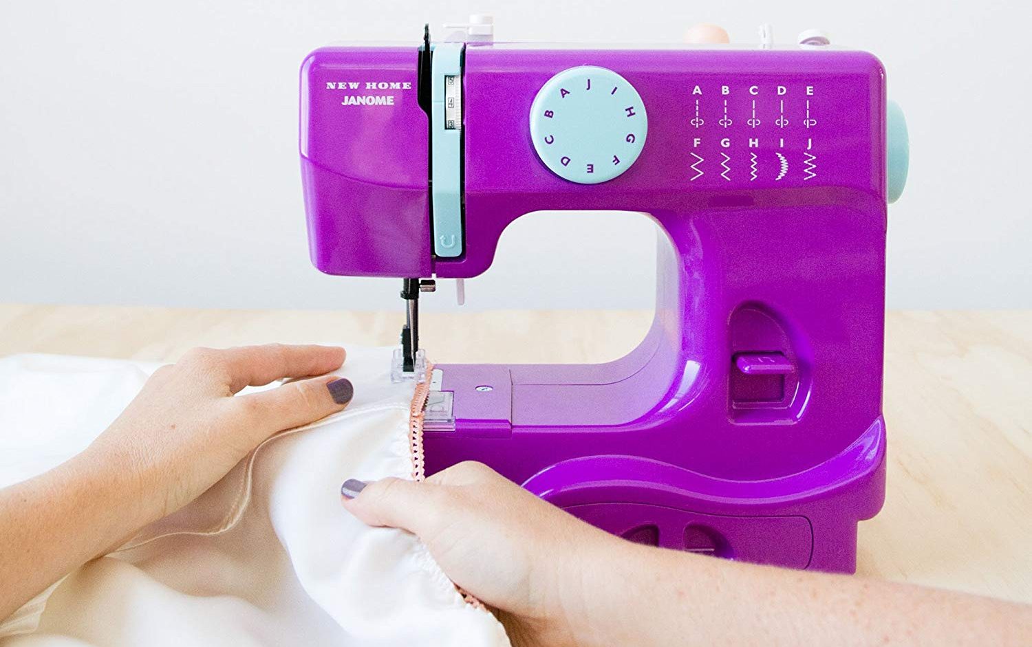 5 máquinas de coser compactas para hacer tu propia ropa | La Opinión