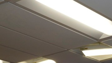 Autoridades muestran armas decomisadas a estas pandillas durante el operative. (Aurelia Ventura/ La Opinión)