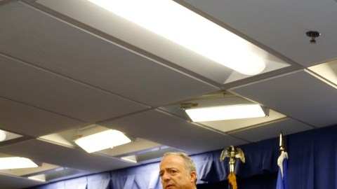 Autoridades muestran armas decomisadas a estas pandillas durante el operative. (Aurelia Ventura/ La Opinión)