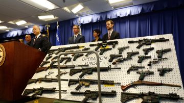 Autoridades muestran armas decomisadas a estas pandillas durante el operative. (Aurelia Ventura/ La Opinión)