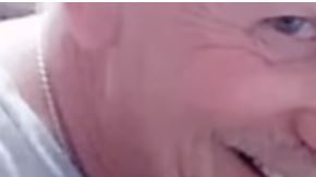 Se casa con un hombre de 62 años