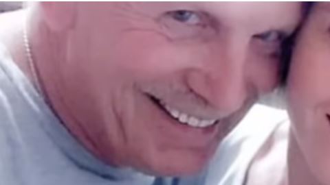 Se casa con un hombre de 62 años