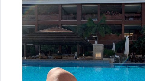 Raúl Jiménez presumió sus piernas y se robó la atención en Twitter