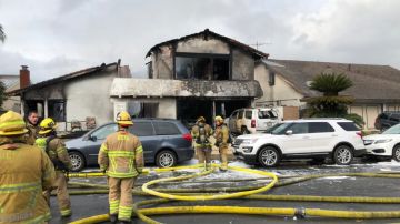 El avión se estrelló contra una vivienda unifamiliar y provocó un fuerte incendio en la estructura.