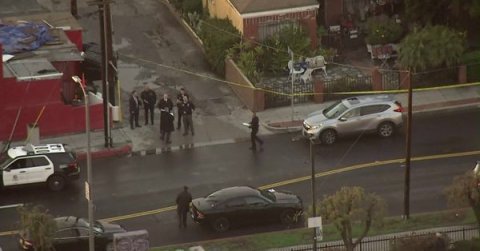El auto fue encontrado unas horas tras el robo del auto. (@KTLA)
