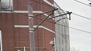 Bomberos de Baltimore al lado de los baños calcinados