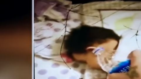 Mamá echa agua a bebé mientras duerme