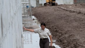 Empleada del Refugio de Vida Silvestre del Bajo Río Grande Nancy Brown en el lugar de construcción en 2008.