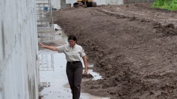 Empleada del Refugio de Vida Silvestre del Bajo Río Grande Nancy Brown en el lugar de construcción en 2008.