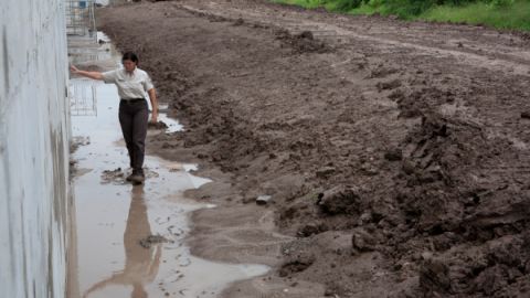 Empleada del Refugio de Vida Silvestre del Bajo Río Grande Nancy Brown en el lugar de construcción en 2008.
